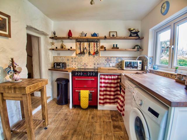Knocker Cottage: Cozy 3-Bedroom Retreat Near Beaches Camborne Exterior photo